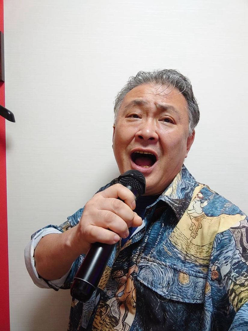 マイクを握り歌う吉岡直哉
