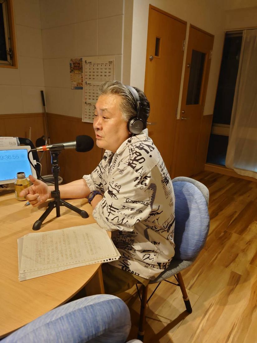 台本を前に収録する吉岡直哉