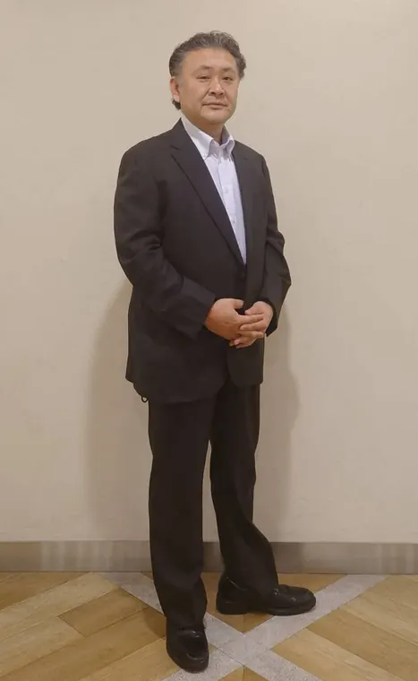 スーツ姿の吉岡直哉