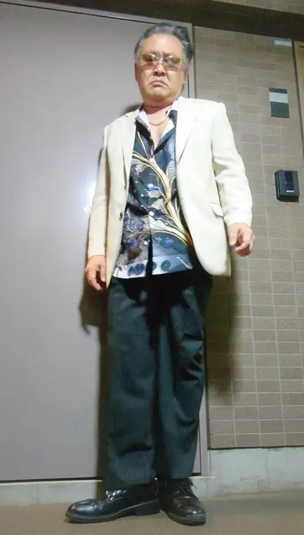 白いジャケットの強面の役柄